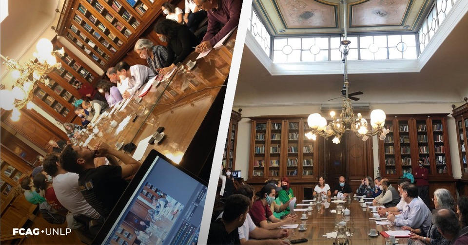 La imagen partida en dos, muestra a la izq., un primer plano de la note book que transmite la sesión on line. A la izq. , una panorámica de la BIblioteca y las y losConsejeros Dirtectivos, donde también se aprecia el techo de la Biblioteca. La imagen partida en dos, muestra a la izq., un primer plano de la note book que transmite la sesión on line. A la izq. , una panorámica de la BIblioteca y las y losConsejeros Dirtectivos, donde también se aprecia el techo de la Biblioteca.